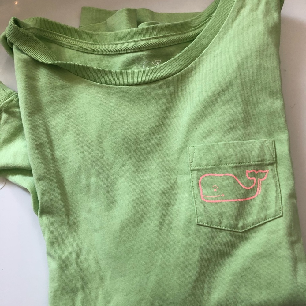 Green Vineyard Vines Long Sleeve Pocket tee!